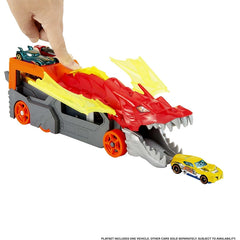Hot Wheels ejderha aracı, üstten bastırılarak araba fırlatma mekanizması aktif ediliyor.