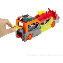 Ejderha taşıyıcının arka kısmından Hot Wheels araç yerleştirme işlemi gösteriliyor.